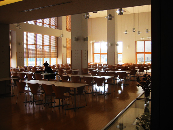 大学内のカフェテリア