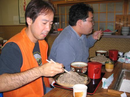 夢中で蕎麦を食べるいねさん、あきつぐさん