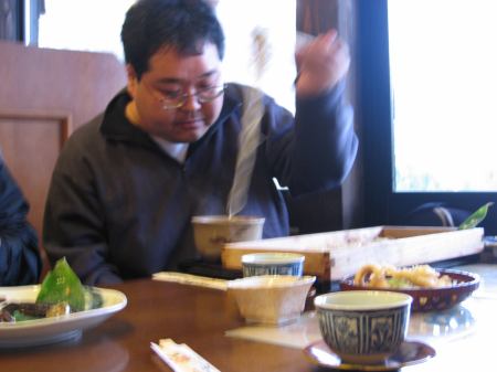 凄いスピードで蕎麦を食べるあきつぐさん