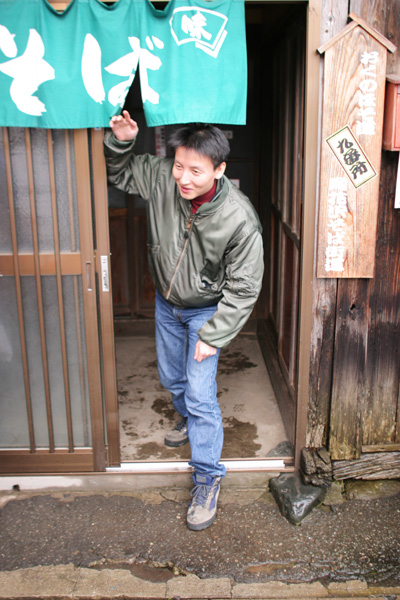 満足げに出てくるゆうじさん